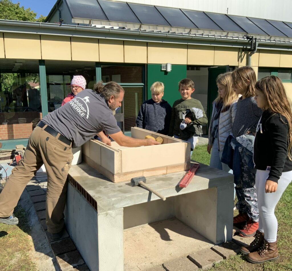 Projekttage Backofenbau an der Grundschule Neunkirchen am Sand